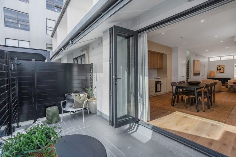 Photo of property in 1/11 Courtenay Place, Te Aro, Wellington, 6011