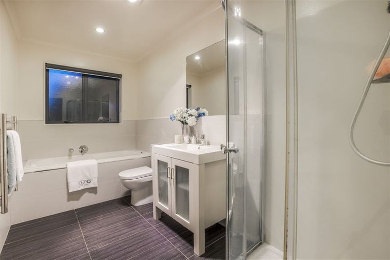 Photo of property in 106b Simpson Road, Henderson Valley, Auckland, 0614