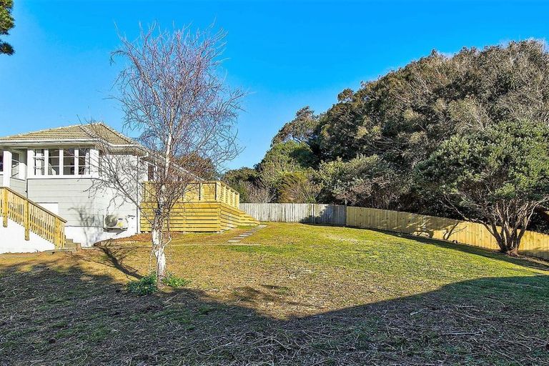 Photo of property in 33 Maher Place, Ranui, Porirua, 5024