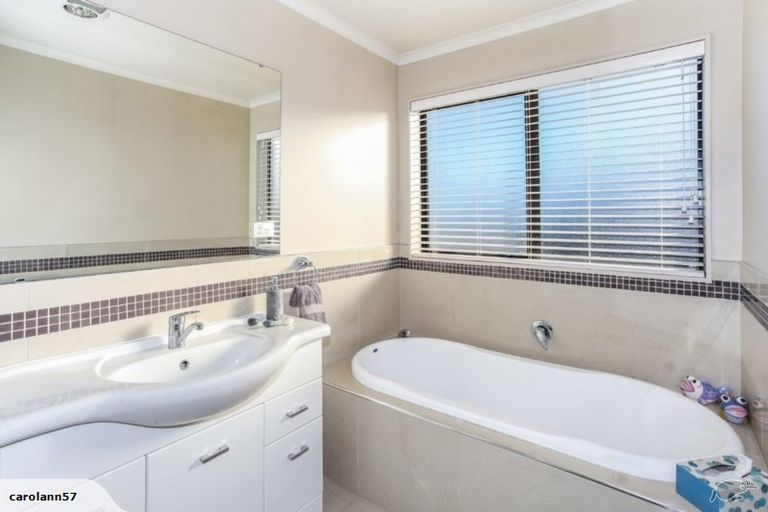 Photo of property in 2 Ellivani Rise, Pukekohe, 2120