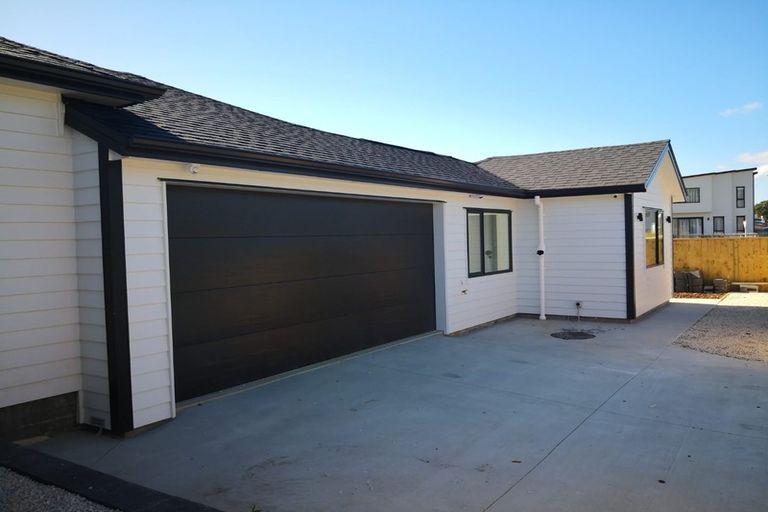 Photo of property in 135 Tiriwa Drive, Massey, Auckland, 0614