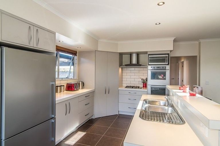 Photo of property in 32 Kapanui Road, Waikanae, 5036