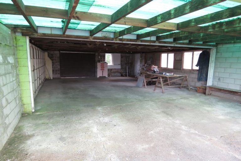 Photo of property in 33 Savoy Road, Glen Eden, Auckland, 0602