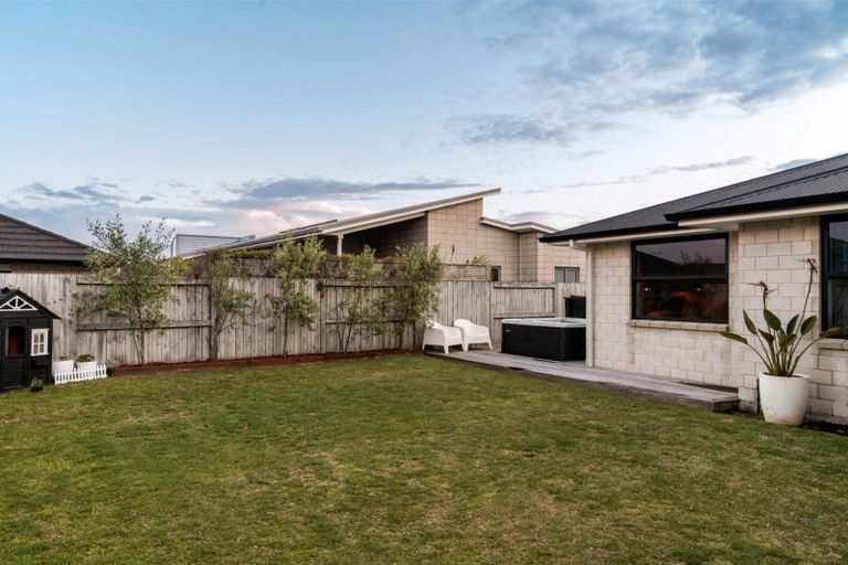 Photo of property in 11 Livingstone Drive, Papamoa Beach, Papamoa, 3118