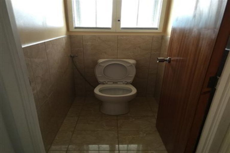 Photo of property in 1/4220 Great North Road, Glendene, Auckland, 0602