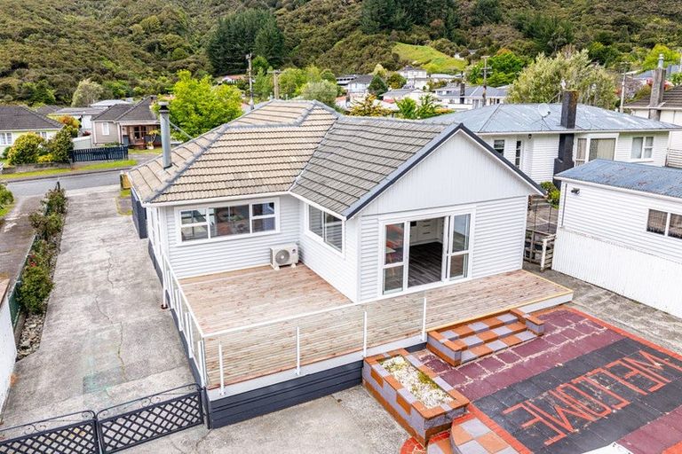 Photo of property in 52 Lees Grove, Wainuiomata, Lower Hutt, 5014