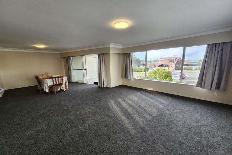 Photo of property in 8 Hillary Heights Avenue, Glendene, Auckland, 0602