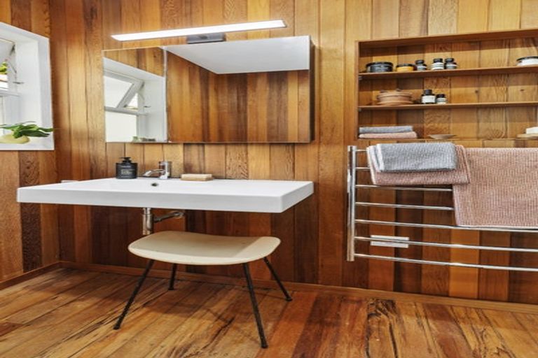 Photo of property in 130 Breaker Bay Road, Breaker Bay, Wellington, 6022