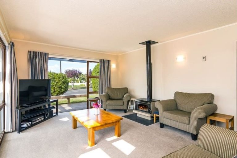 Photo of property in 9 Reeves Road, Acacia Bay, Taupo, 3330