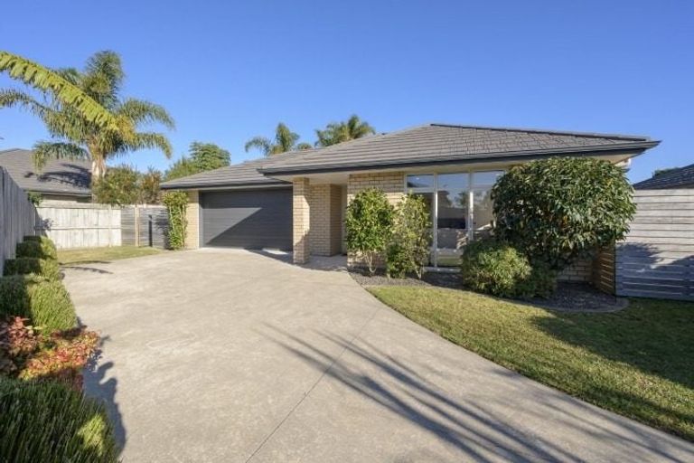 Photo of property in 35 Leet Crescent, Papamoa Beach, Papamoa, 3118