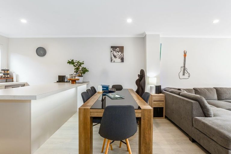 Photo of property in 7/9 Surrey Street, Tawa, Wellington, 5028