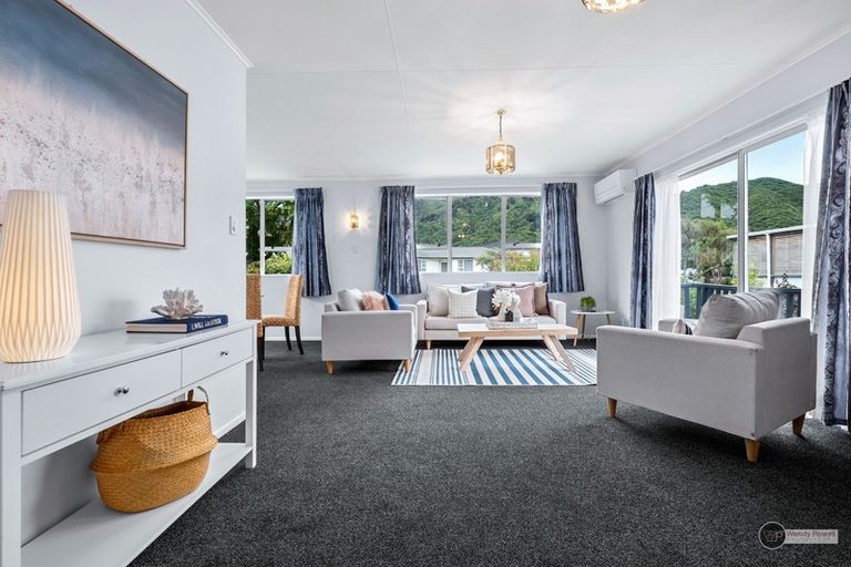 Photo of property in 6 Omaha Grove, Totara Park, Upper Hutt, 5018