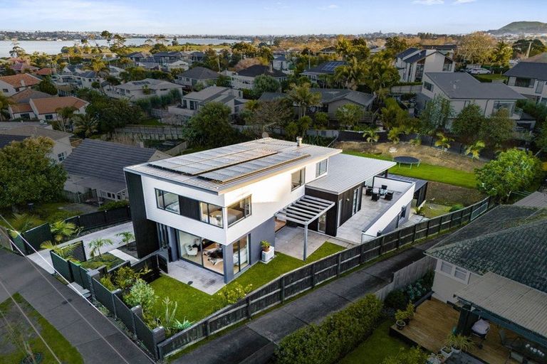 Photo of property in 19 Inglewood Street, Wai O Taiki Bay, Auckland, 1072