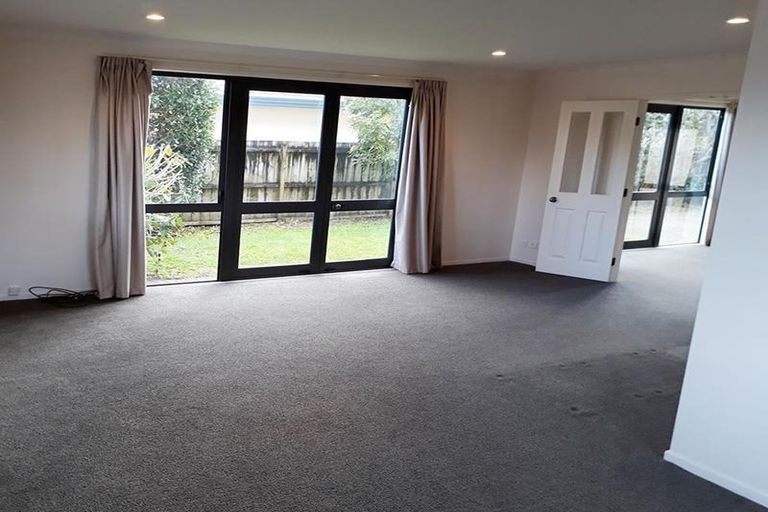 Photo of property in 2 Tollana Road, Te Atatu Peninsula, Auckland, 0610