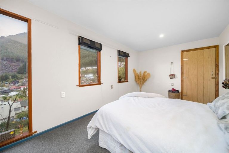 Photo of property in 16 Mackinnon Terrace, Sunshine Bay, Queenstown, 9300