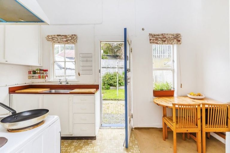 Photo of property in 3 Royal Street, Berhampore, Wellington, 6023