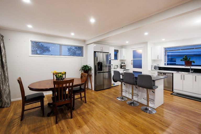 Photo of property in 28 Raglan Avenue, Cloverlea, Palmerston North, 4412