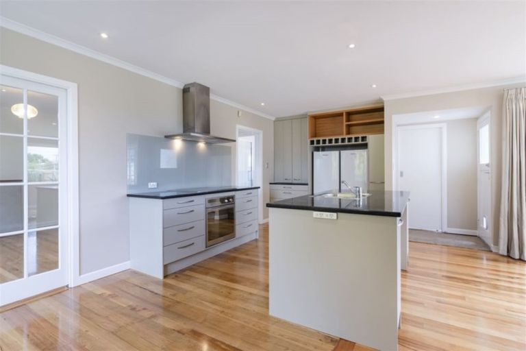 Photo of property in 15 Waione Avenue, Te Atatu Peninsula, Auckland, 0610