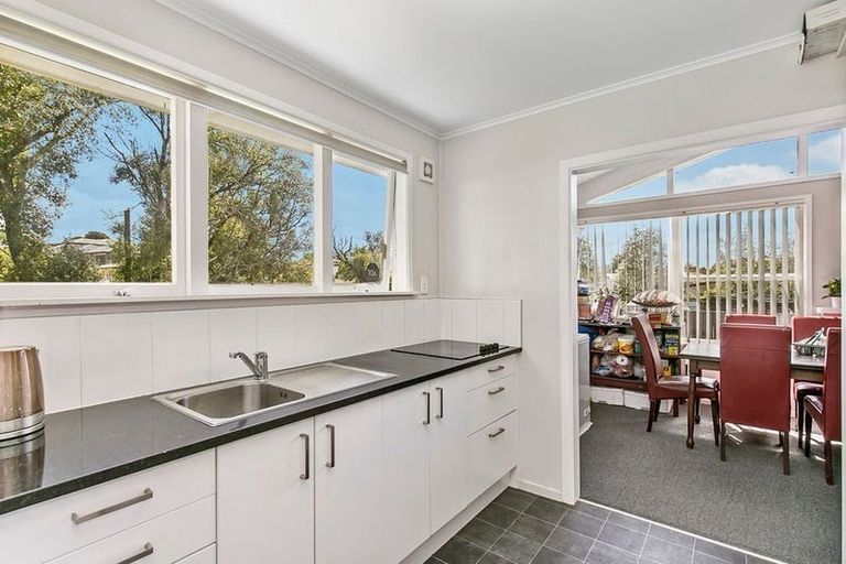 Photo of property in 28 Sabulite Road, Kelston, Auckland, 0602