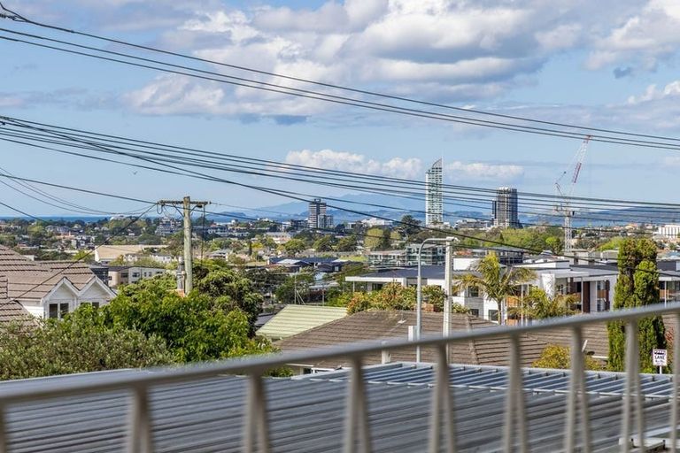 Photo of property in 54 Raleigh Road, Northcote, Auckland, 0627