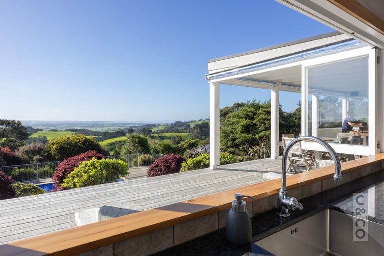 Photo of property in 10 Kaipara View Road, Helensville, 0875