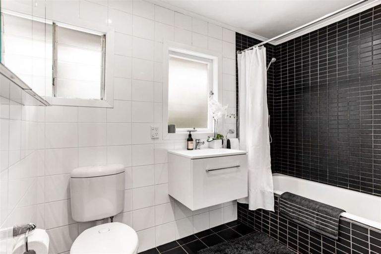 Photo of property in 18 Ayrton Street, Te Atatu South, Auckland, 0610