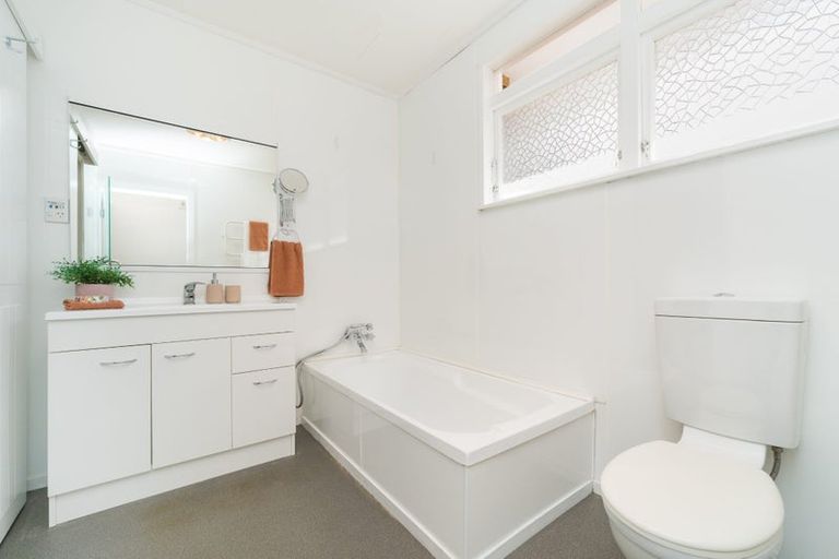 Photo of property in 65 Wikiriwhi Crescent, Awapuni, Palmerston North, 4412