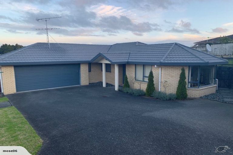 Photo of property in 24 Piper Place, Goodwood Heights, Auckland, 2105