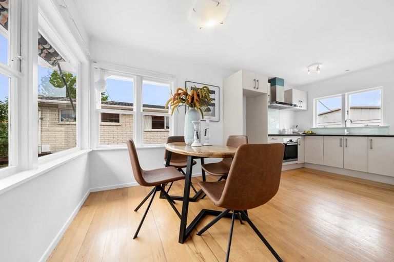 Photo of property in 100 Gossamer Drive, Pakuranga Heights, Auckland, 2010