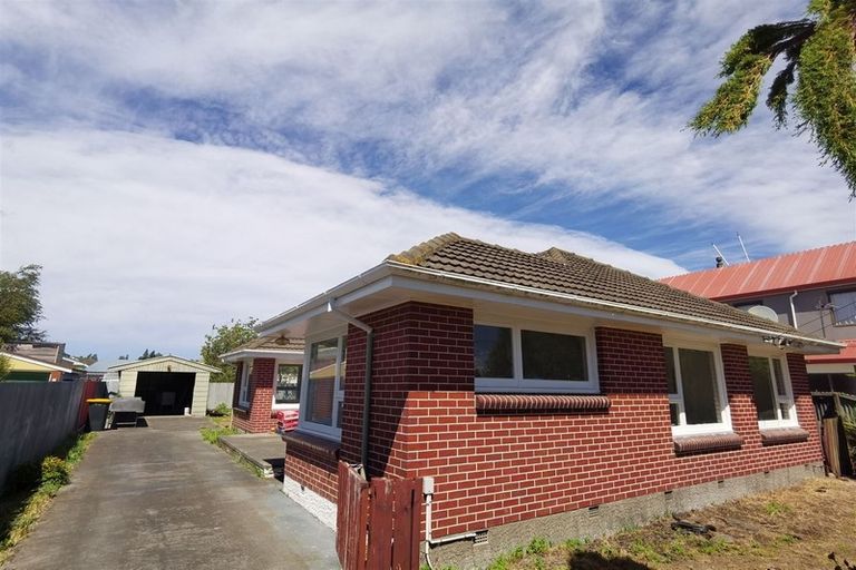 Photo of property in 94 Avondale Road, Avondale, Christchurch, 8061