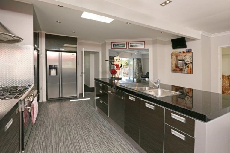 Photo of property in 11 Pine Avenue, Henderson, Auckland, 0612