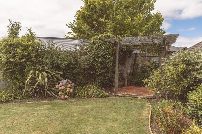 Photo of property in 25 Derrett Place, Saint Martins, Christchurch, 8022