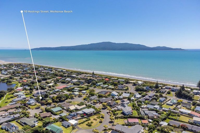 Photo of property in 10 Hastings Street, Waikanae Beach, Waikanae, 5036