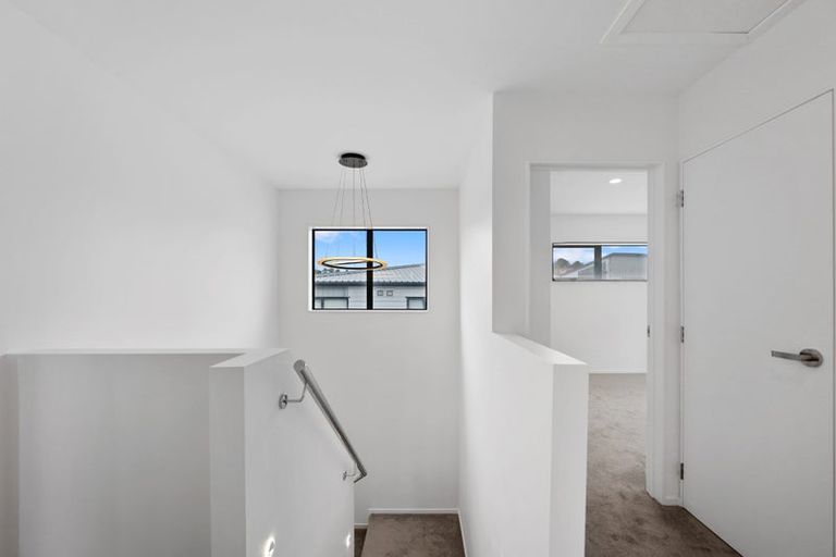 Photo of property in 25a Athena Drive, Totara Vale, Auckland, 0629