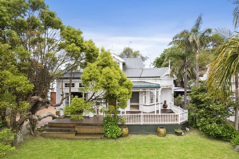 Photo of property in 5 Queen Street, Northcote Point, Auckland, 0627