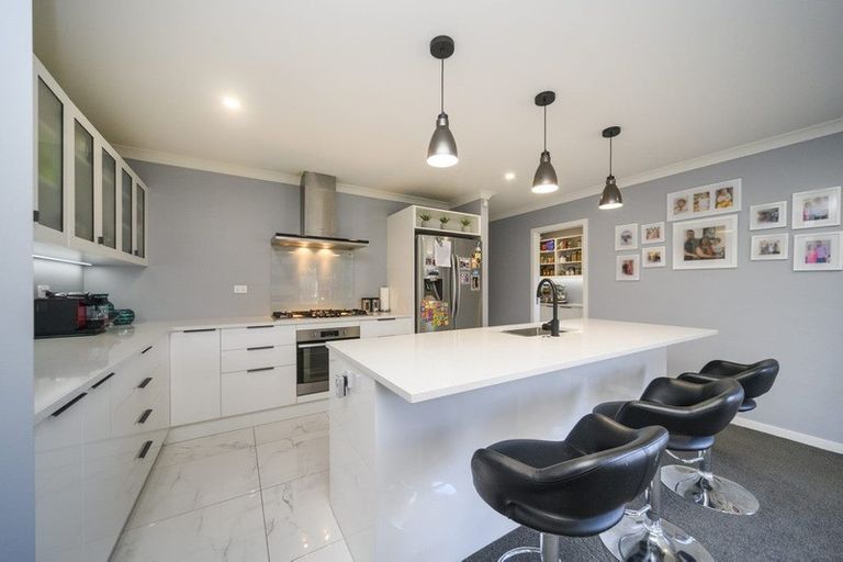 Photo of property in 126 Johnstone Drive, Fitzherbert, Palmerston North, 4410