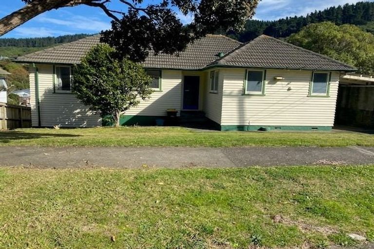 Photo of property in 8 Davidson Crescent, Tawa, Wellington, 5028