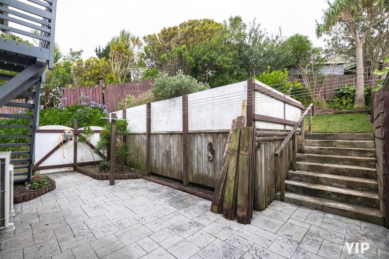 Photo of property in 52 Colchester Crescent, Newlands, Wellington, 6037