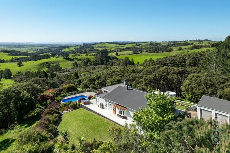 Photo of property in 10 Kaipara View Road, Helensville, 0875