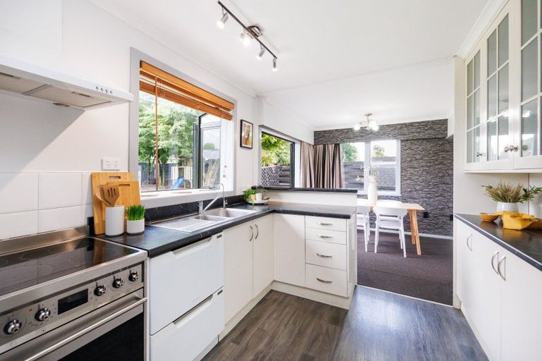 Photo of property in 2 Pukatea Place, Milson, Palmerston North, 4414