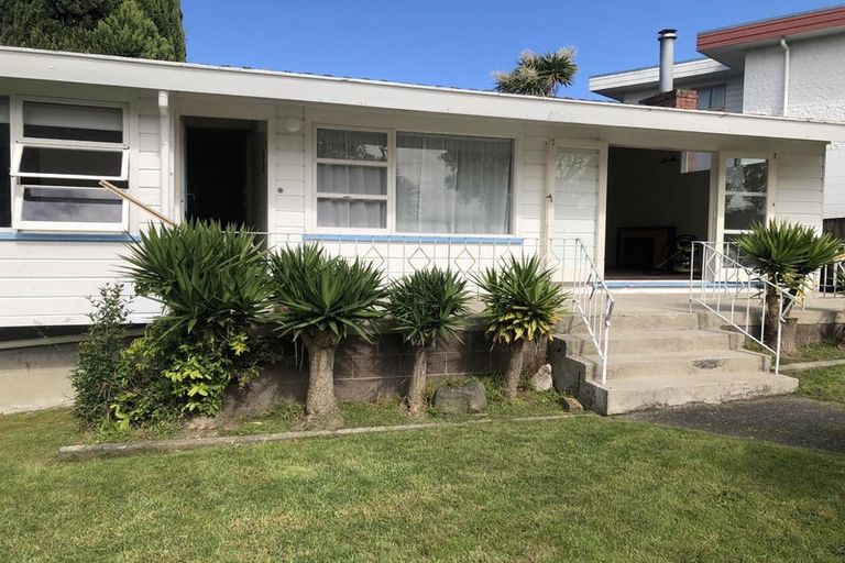 Photo of property in 312 Glenfield Road, Glenfield, Auckland, 0629