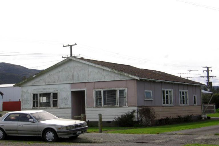 Photo of property in 1 Hayward Street, Featherston, 5710
