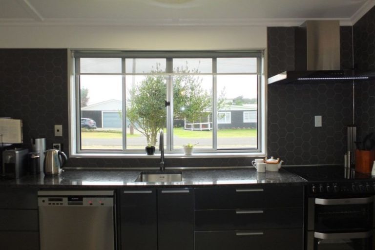 Photo of property in 18 Chrystall Street, Foxton Beach, Foxton, 4815