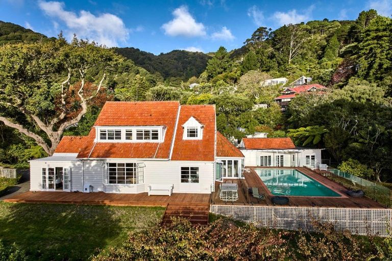 Photo of property in 10 Walter Road, Lowry Bay, Lower Hutt, 5013