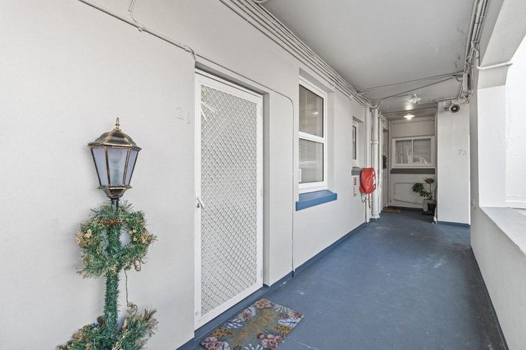 Photo of property in Devonport Apartments, 21/127 Saint Aubyn Street, New Plymouth, 4310
