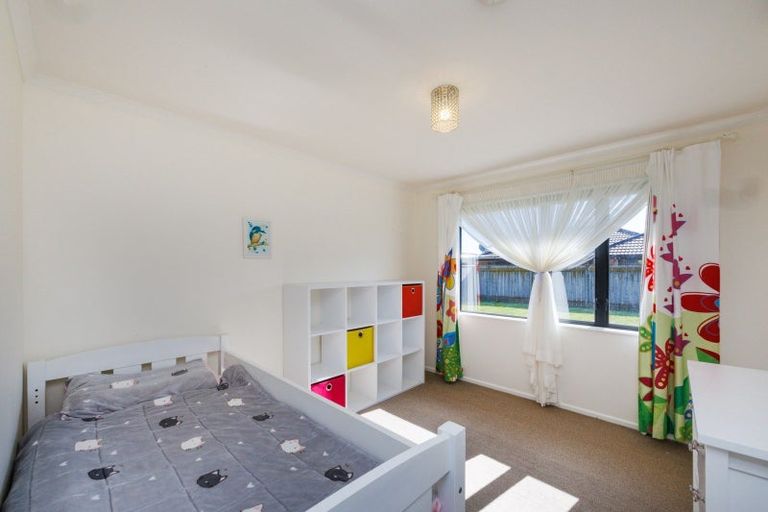 Photo of property in 15 Orlando Way, Kelvin Grove, Palmerston North, 4414