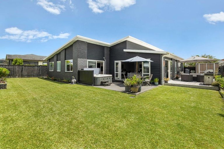 Photo of property in 11 Fred White Drive, Kumeu, 0810