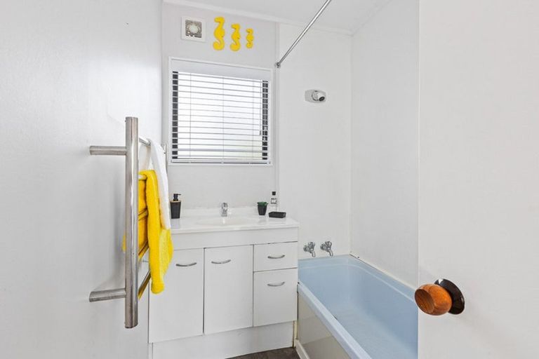 Photo of property in 3/39 Fairmount Road, Titirangi, Auckland, 0604