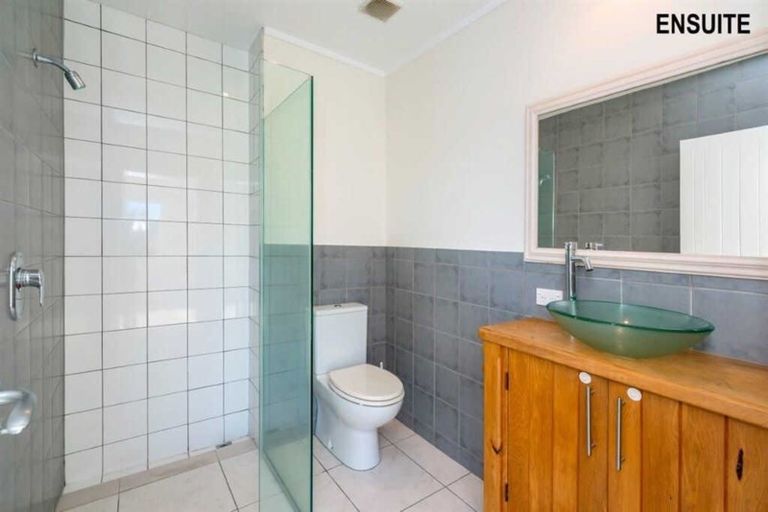 Photo of property in 180 Te Moana Road, Waikanae, 5036