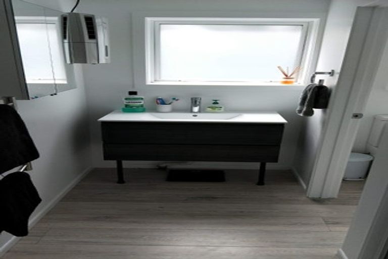 Photo of property in 32a Wade River Road, Stanmore Bay, Whangaparaoa, 0932